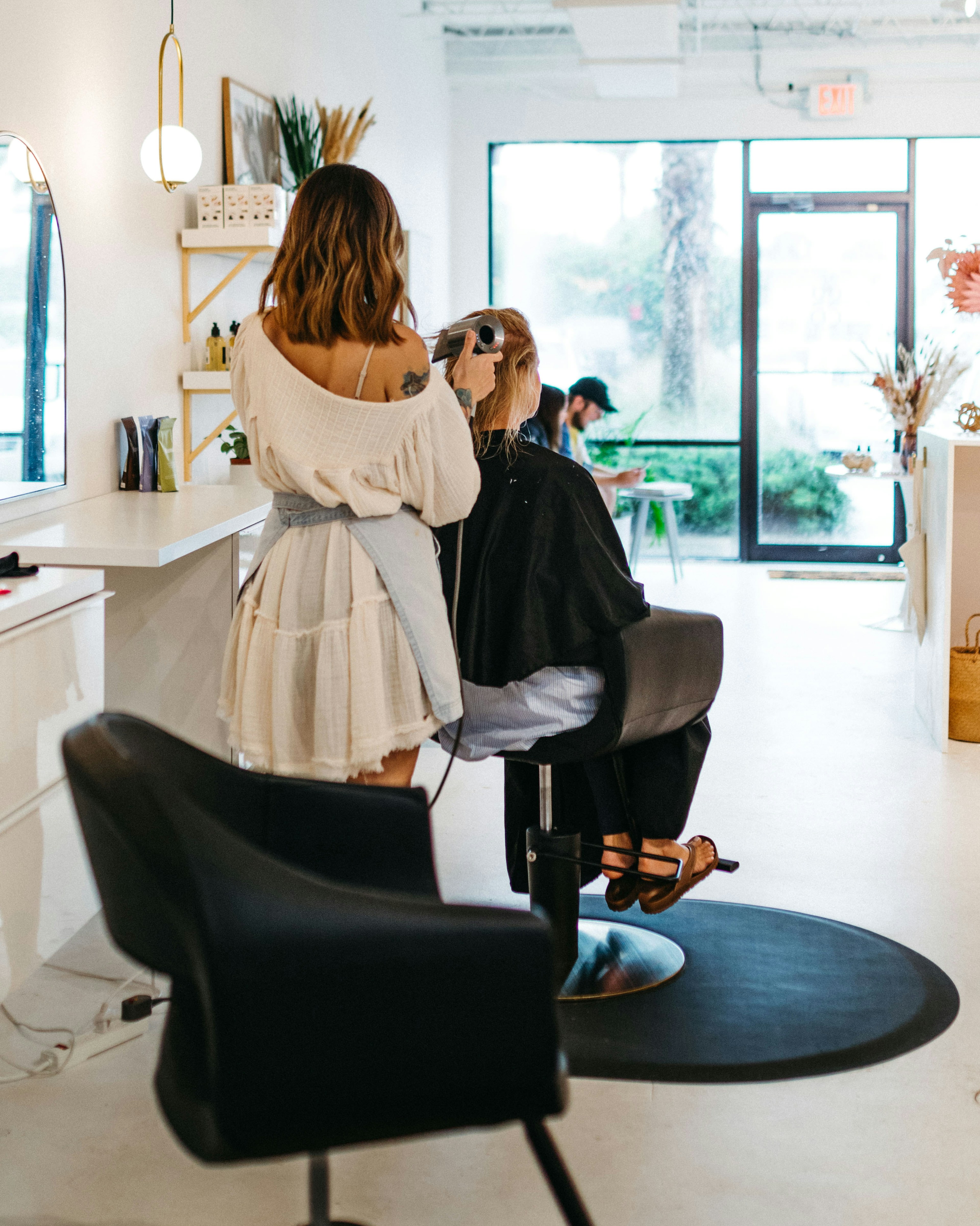 O ședință de styling într-un salon luminos