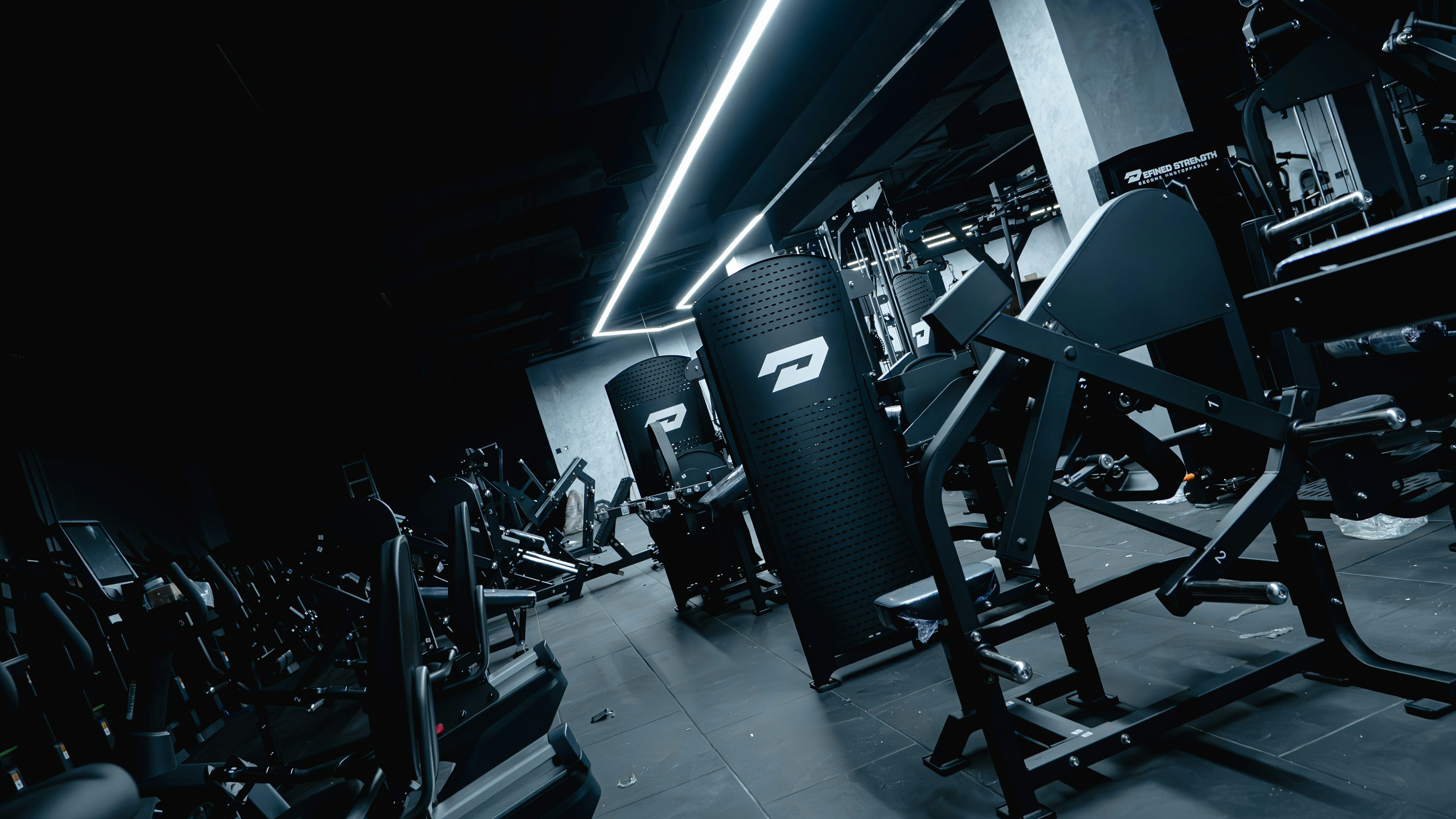 Aparate de forță și lumini liniare în sala Forja Gym
